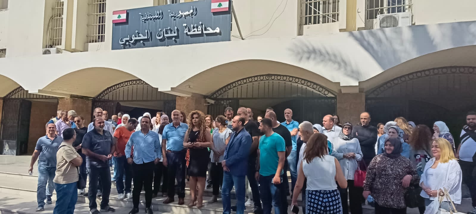 توقف إدارات سرايا صيدا عن العمل باستثناء المالية الصناعة والعمل تخلله وقفة احتجاجية أكدت التصعيد نحو الإضراب المفتوح لنيل المطالب 

