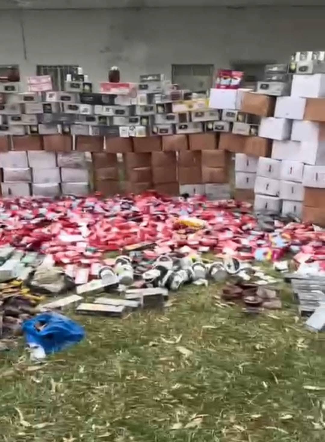 ضابطة جمارك صيدا داهمت مستودع مواد تبغية ومعسل مهربة في عبرا