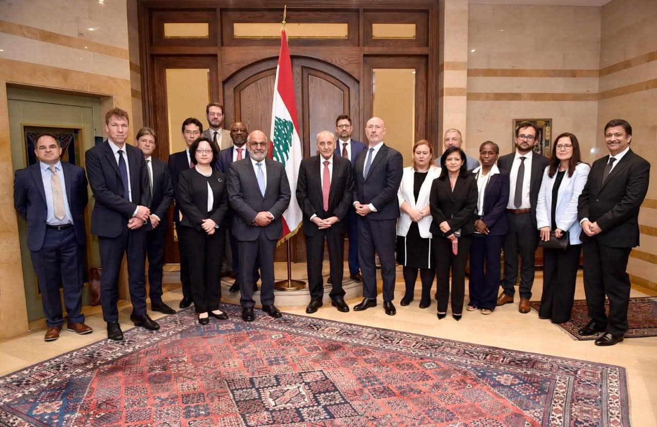 الرئيس بري يقدم لوفد البنك الدولي شرحًا تفصيليًا على الخريطة التي اعدها المجلس الوطني للبحوث العلمية والتي تبين حجم الأضرار التي تسبب بها العـ.. دوان الاسرائيلي على لبنان على مدى العامين الماضيين قبل اتفاق وقف اطلاق النار وبعده.