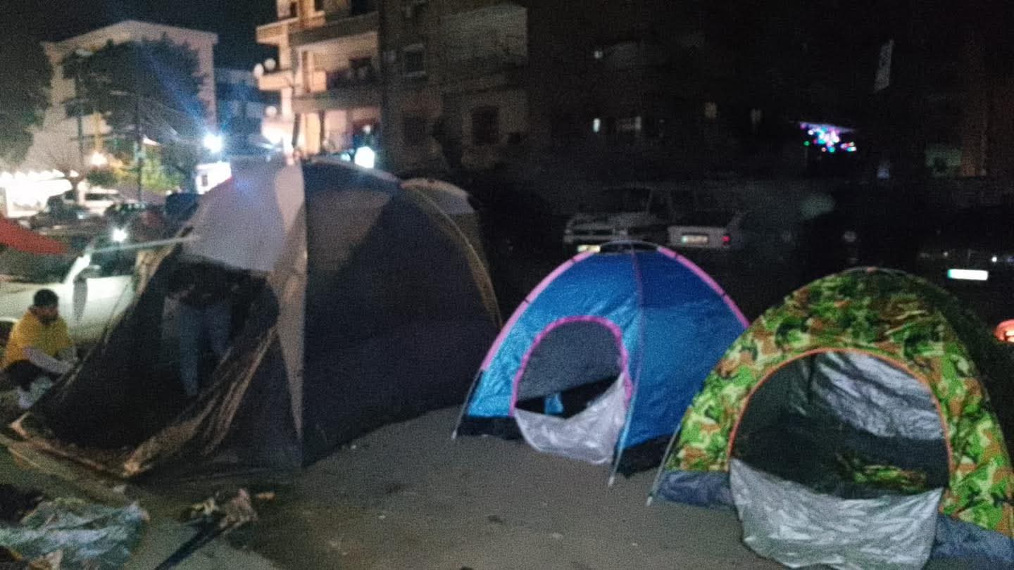 مشهد إنساني قاسٍ في شارع ابن سينا بـ منطقة القبة في طرابلس، حيث افترش سكان أحد المباني الطريق العام وناموا في خيام مؤقتة، وذلك بعد إخلاء المبنى نهار امس من قبل شرطة بلدية طرابلس، دون توفير بديل سكني لهم💔