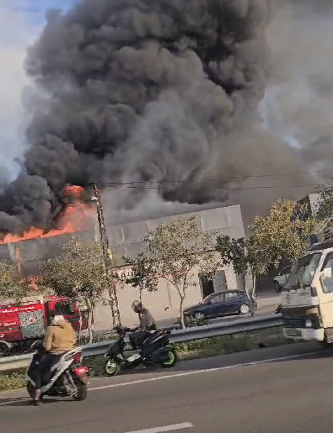 احتراق مستودع على اوتوستراد الغازية