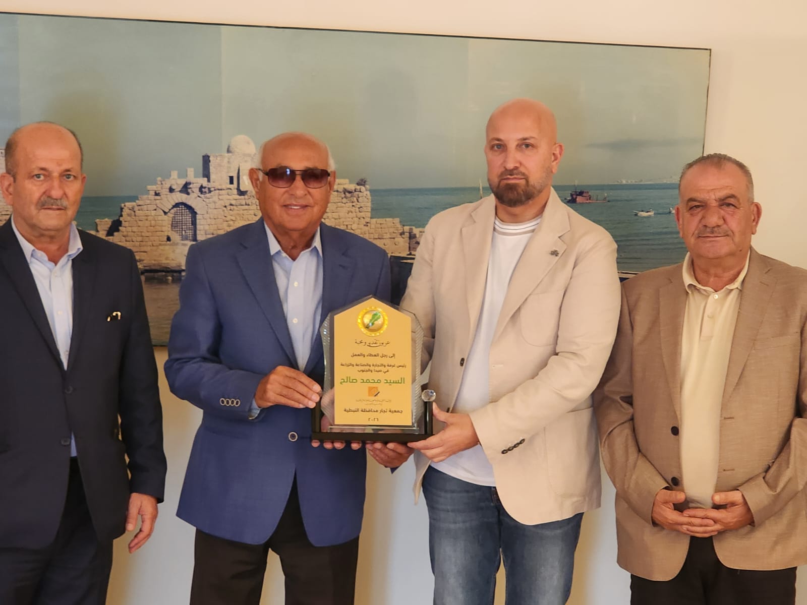 وفد من جمعية تجار محافظة النبطية يكرّم رئيس غرفة التجارة والصناعة والزراعة في صيدا والجنوب تقديراً لجهوده خلال الحـ رب