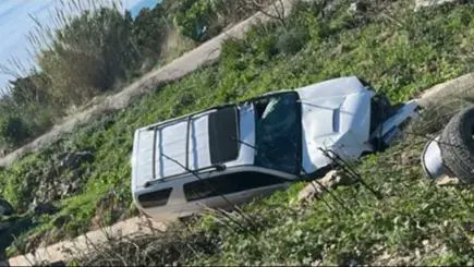  أربعة جرحى جراء حادث سير على أوتوستراد الزهراني–صور في منطقة عدلون حيث انحرفت سيارتان عن مسار الأوتوستراد ما أدى إلى تحطّمهما